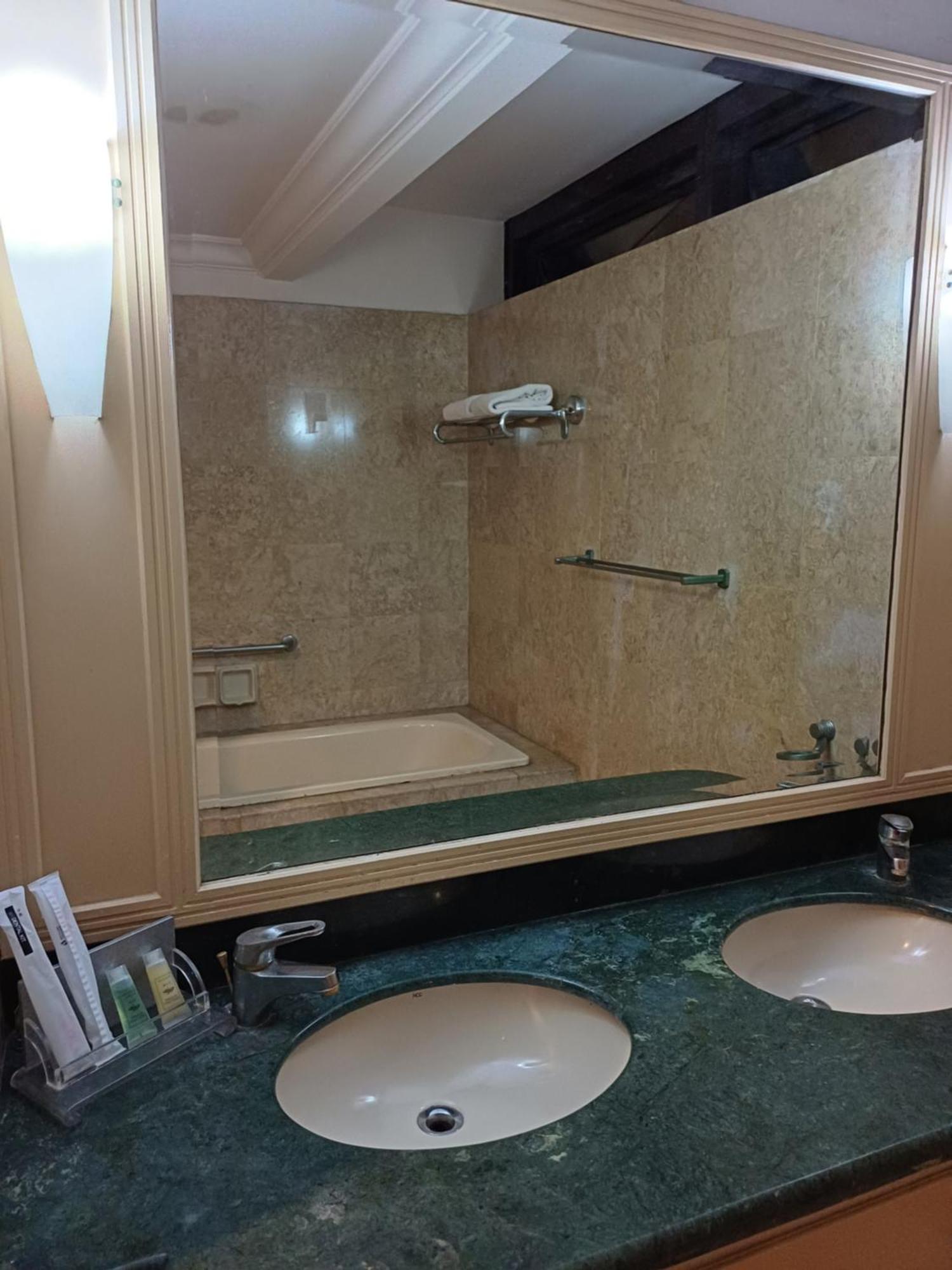 Berjaya Times Square Grand Service Suite Kuala Lumpur Bagian luar foto